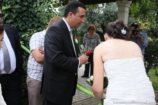 4 Na entrada do local de festa ritual - Um casamento português, com certeza