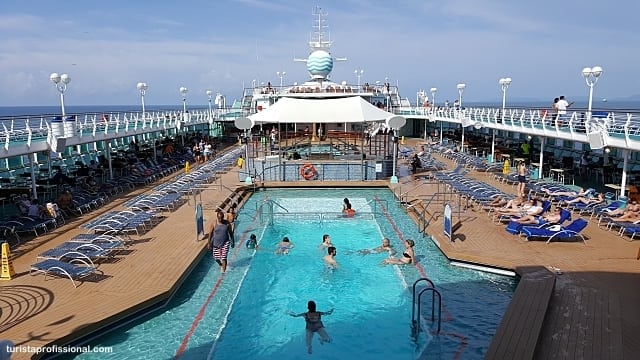 piscina no navio - Cruzeiro pelo Caribe: dicas e roteiro