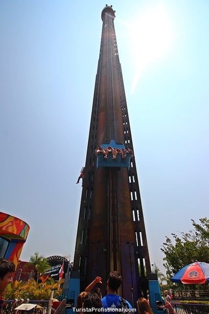 HOMEN CAI APÓS DESCER BIG TOWER NO BETO CARREIRO WORLD FLAGRA