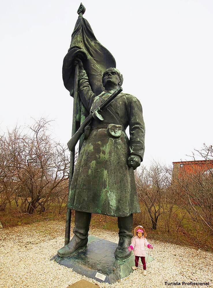 soldado libertador - Memento Park: o museu das estátuas de comunistas de Budapeste