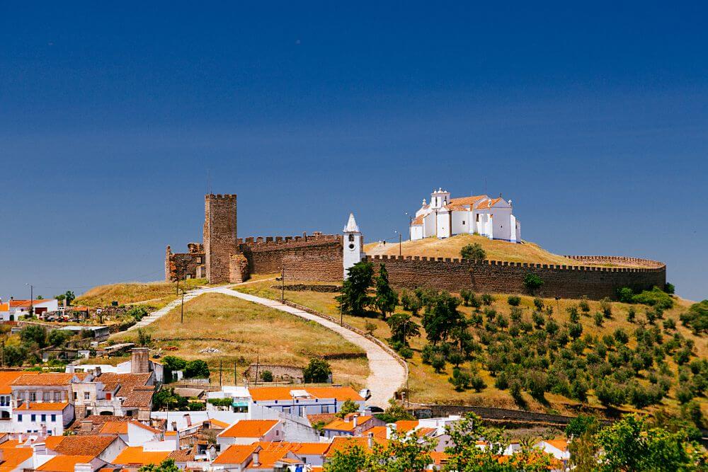 Castelo de Arraiolos  - Conheça um pouco sobre a tradição dos tapetes de Arraiolos em Portugal