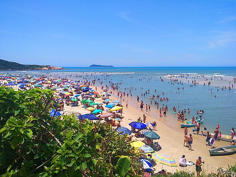 praia de guarda do embau - Praia da Guarda do Embaú, a praia com rio em Santa Catarina