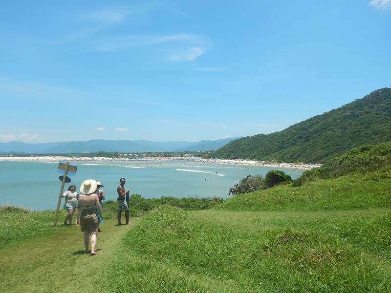 trilha guarda do embau - Praia da Guarda do Embaú, a praia com rio em Santa Catarina