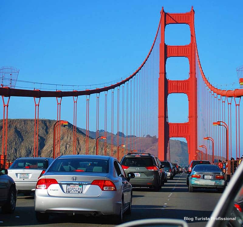 atravessando a golden gate de carro