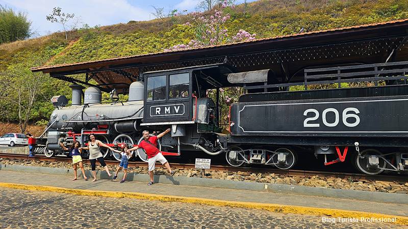 Locomotiva antiga em conservatória