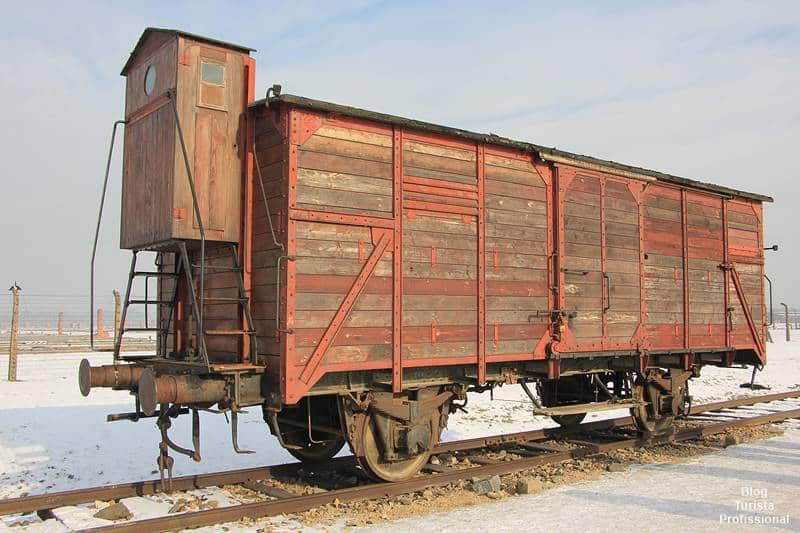 Vagão de trem preservado na entrada de Auschwitz II-Birkenau, por onde chegavam os deportados