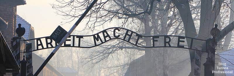 frase na entrada de auxchwitz