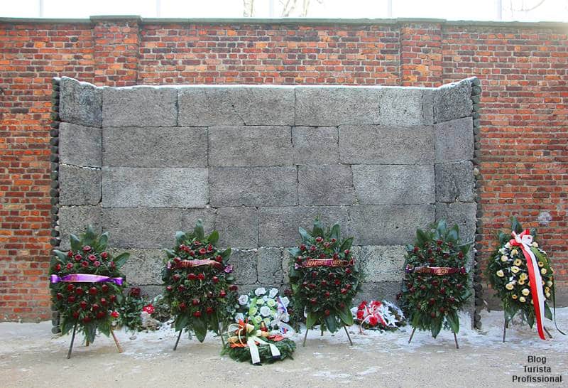 Paredão de execução no campo de Auschwitz I, onde prisioneiros eram mortos