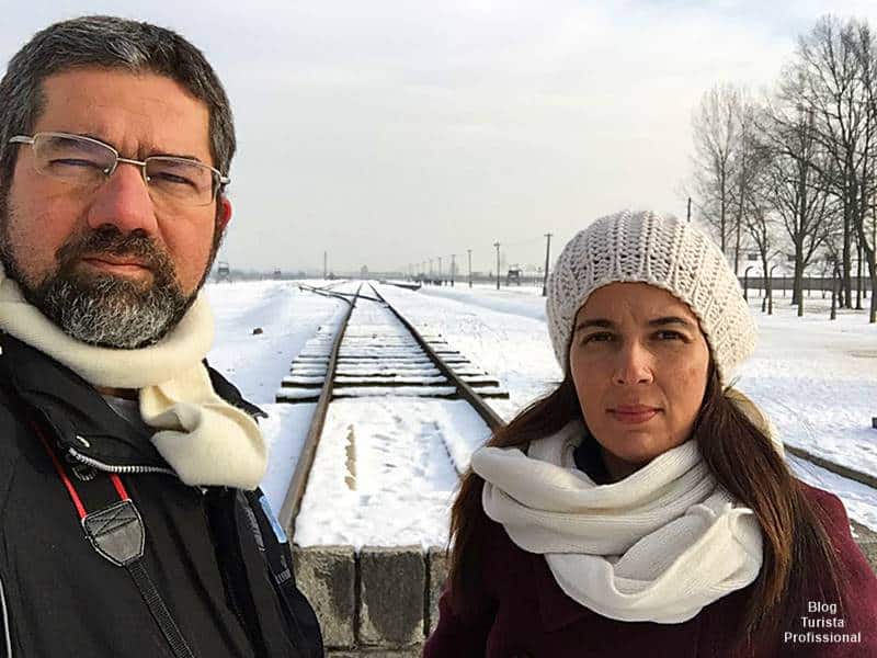 Trilhos de trem usados para transportar prisioneiros ao campo de extermínio Auschwitz-Birkenau