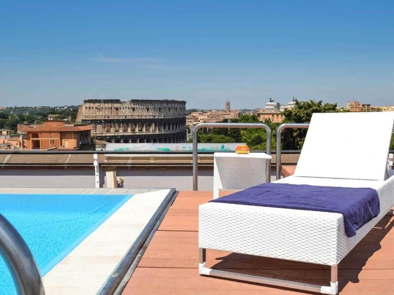 Vista da piscina do Mercure Roma Centro Colosseo com o Coliseu ao fundo