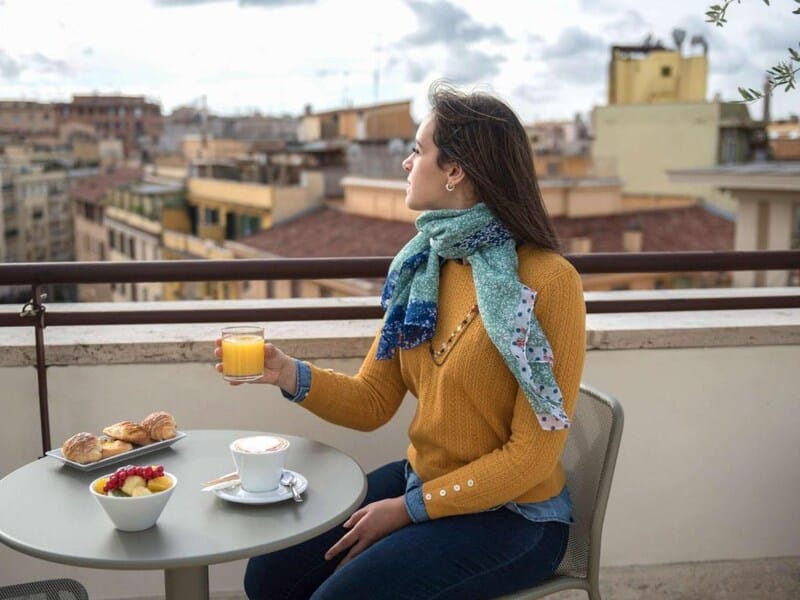 Terraço do do hotel Mercure Roma Piazza Bologna em bairro residencial