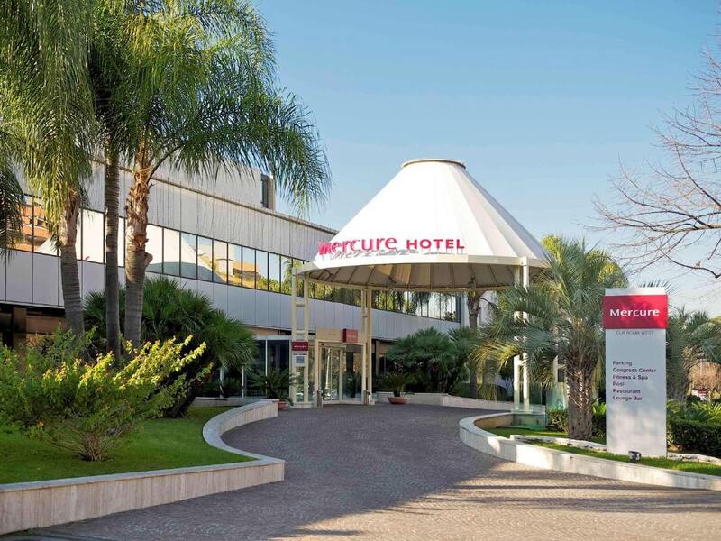 Fachada do hotel Mercure Roma West na área empresarial