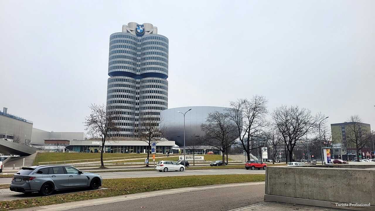 BMW Museum em Munique, carros e exposições de engenharia automotiva