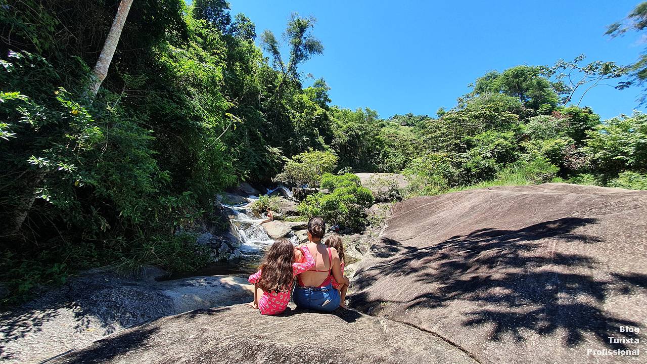 banho de cachoeira em ilhabela